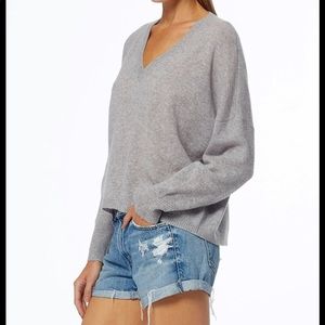 360cashmere Light blue cashmere boxy cropped VNeck sweater light blue.